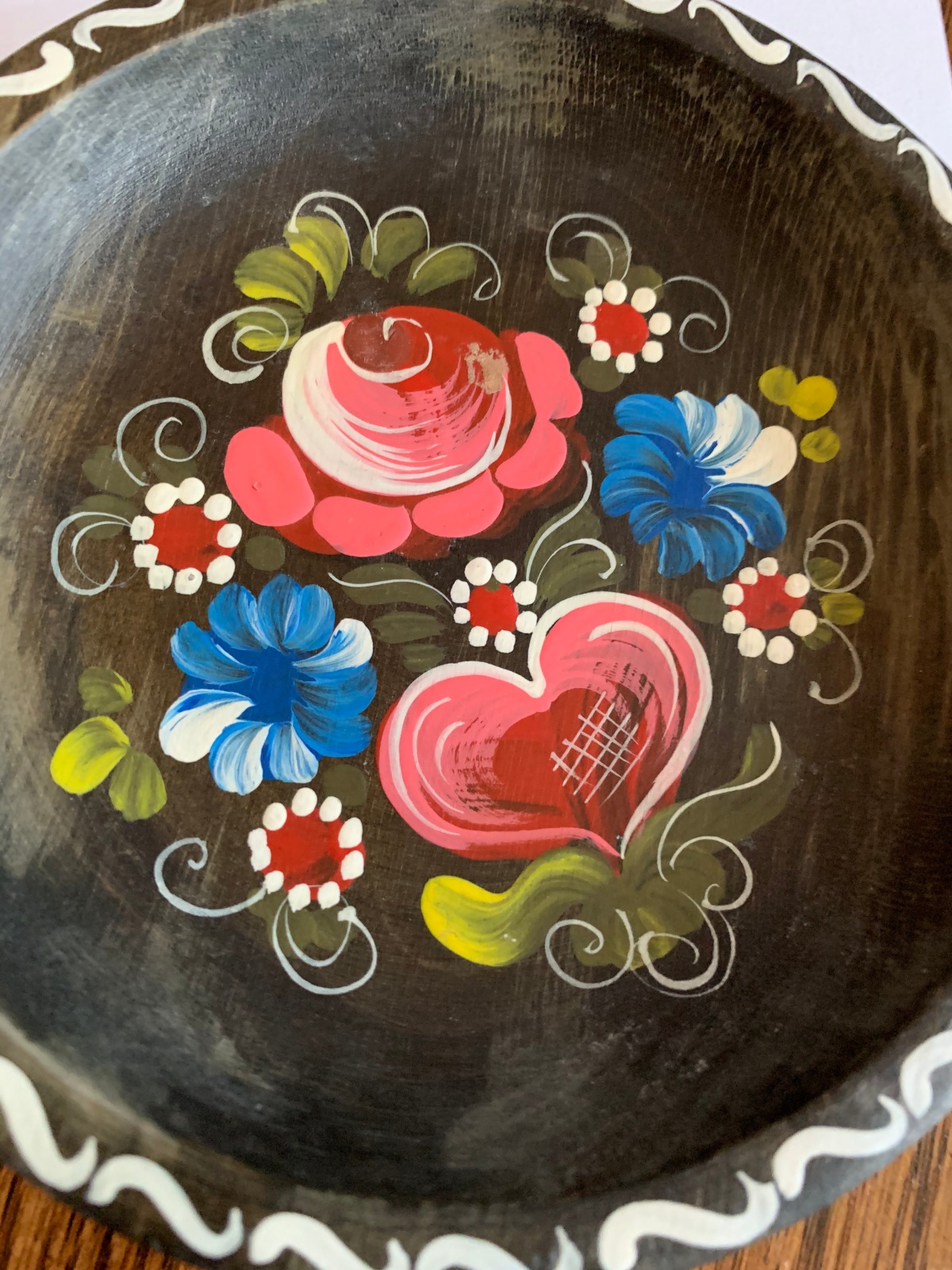 A little dish that I've had since childhood apparently has rosemaling on it!
